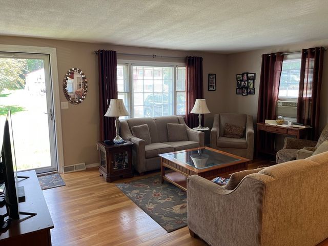48 Birchcroft, Leominster, MA 01453
