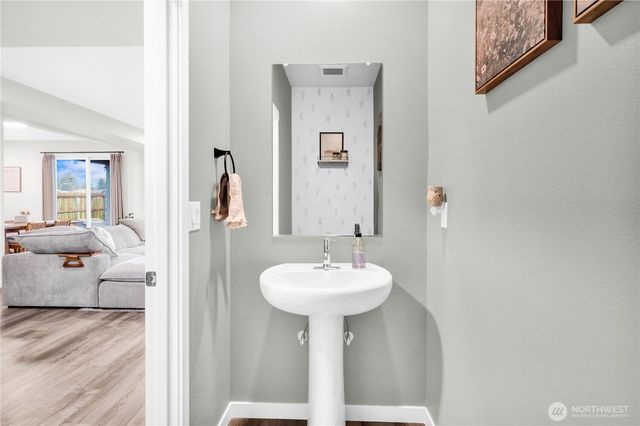 605 Cardinal Ave, Winlock, WA 98596