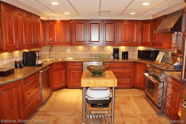 13756 Eaton Drive 16, Plymouth Charter Township, MI 48170