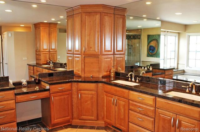 13756 Eaton Drive 16, Plymouth Charter Township, MI 48170