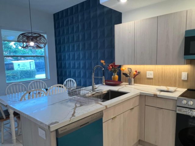 2431 NW 59th Street 404, Boca Raton, FL 33496