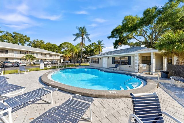 101 LAKE AVENUE NE 215, Largo, FL 33771