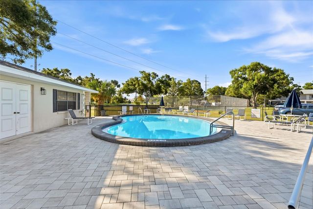 101 LAKE AVENUE NE 215, Largo, FL 33771