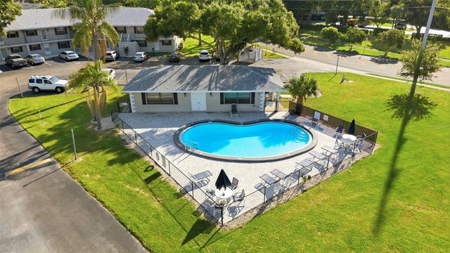 101 LAKE AVENUE NE 215, Largo, FL 33771