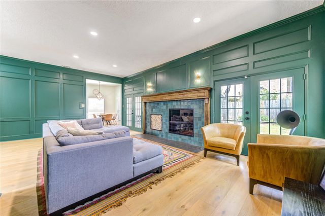 18 Hickory Shadows Drive, Houston, TX 77055