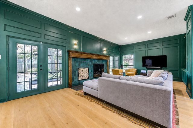 18 Hickory Shadows Drive, Houston, TX 77055