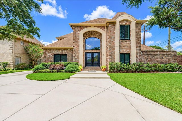 18 Hickory Shadows Drive, Houston, TX 77055