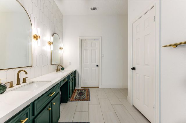 18 Hickory Shadows Drive, Houston, TX 77055