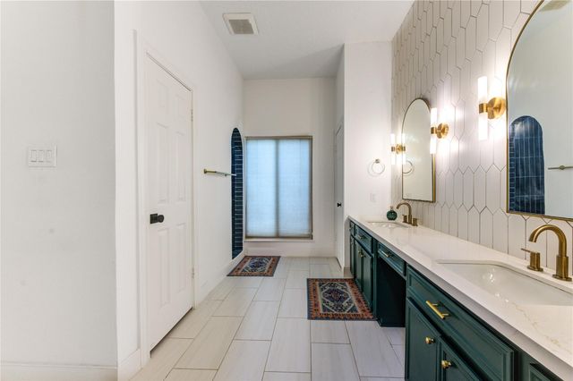 18 Hickory Shadows Drive, Houston, TX 77055