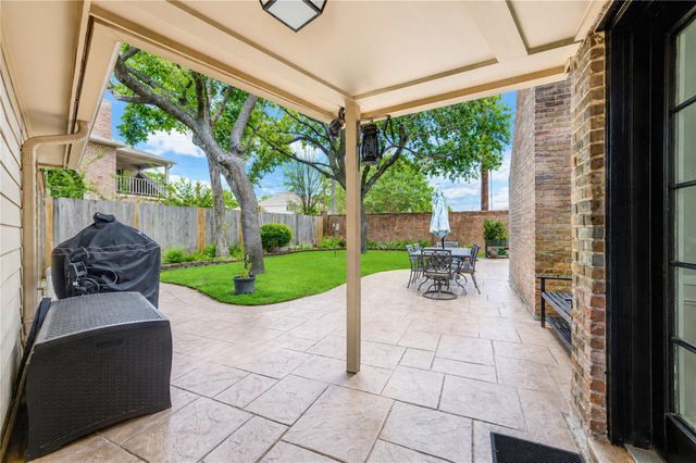 18 Hickory Shadows Drive, Houston, TX 77055