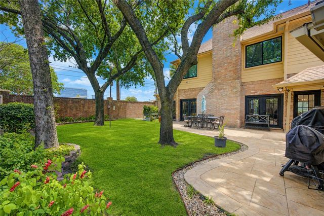 18 Hickory Shadows Drive, Houston, TX 77055