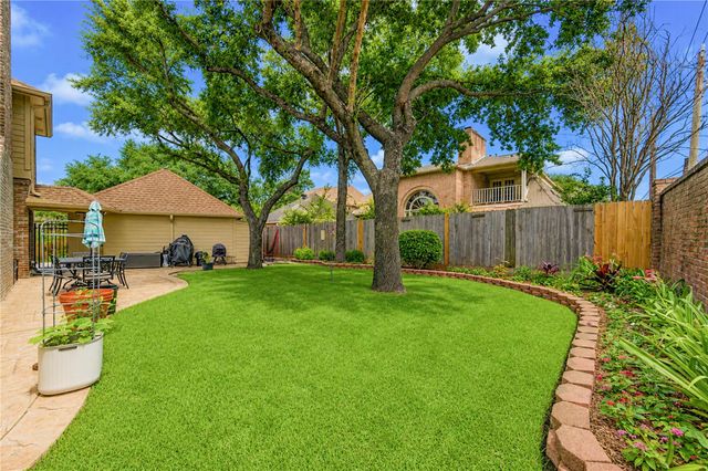 18 Hickory Shadows Drive, Houston, TX 77055