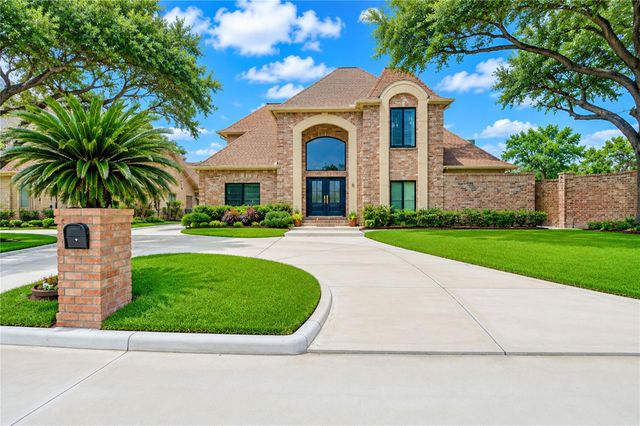 18 Hickory Shadows Drive, Houston, TX 77055