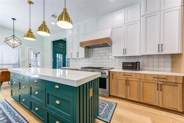 18 Hickory Shadows Drive, Houston, TX 77055