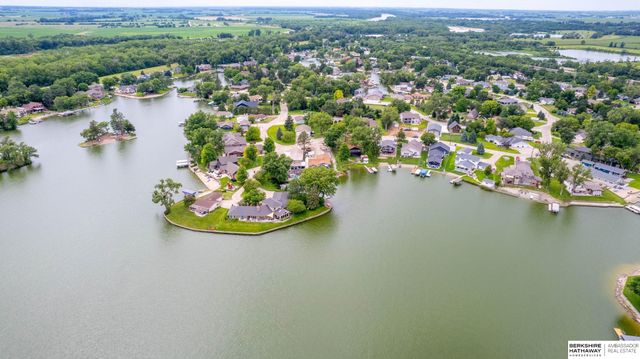 33 Lakewood Drive, Columbus, NE 68601