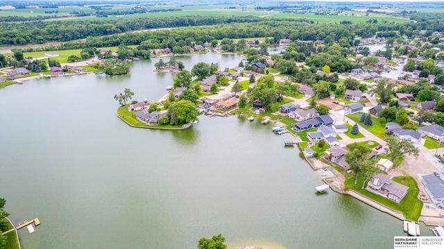 33 Lakewood Drive, Columbus, NE 68601