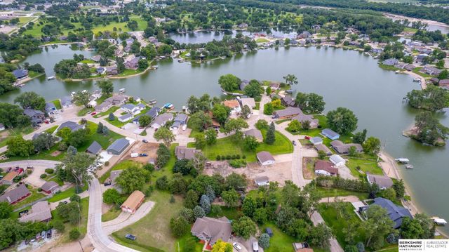 33 Lakewood Drive, Columbus, NE 68601