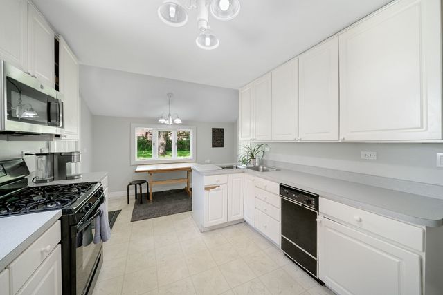 707 Glenshire Road, Glenview, IL 60025