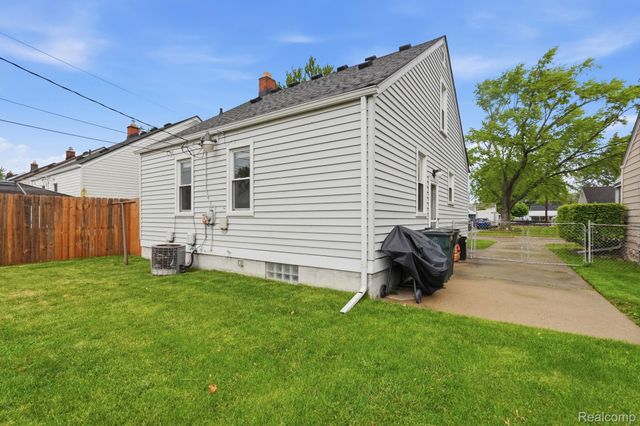 22440 California Street, St. Clair Shores, MI 48080