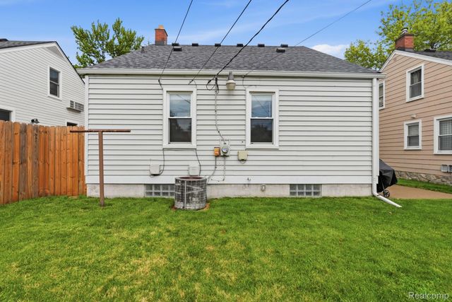 22440 California Street, St. Clair Shores, MI 48080