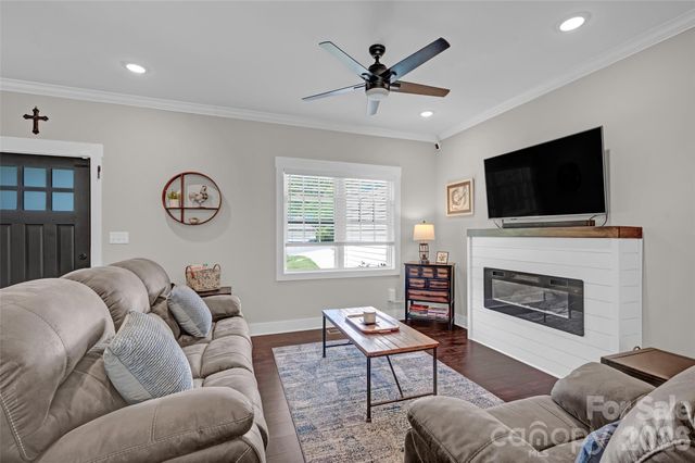 183 Falling Creek Drive, Statesville, NC 28625