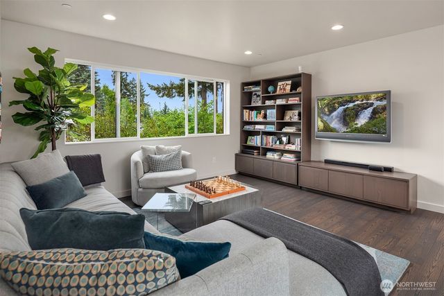 4412 94th Avenue NE, Yarrow Point, WA 98004