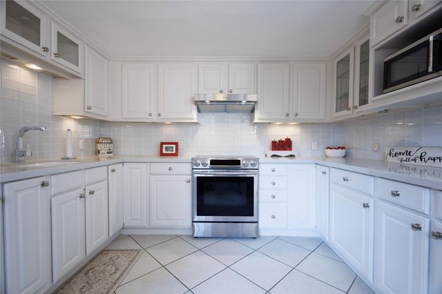 655 S Ripple Creek Drive 655, Houston, TX 77057