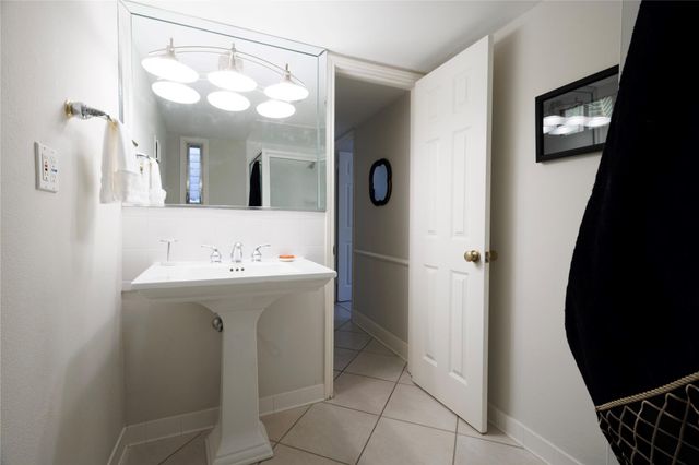 655 S Ripple Creek Drive 655, Houston, TX 77057