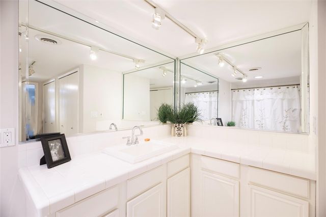 655 S Ripple Creek Drive 655, Houston, TX 77057