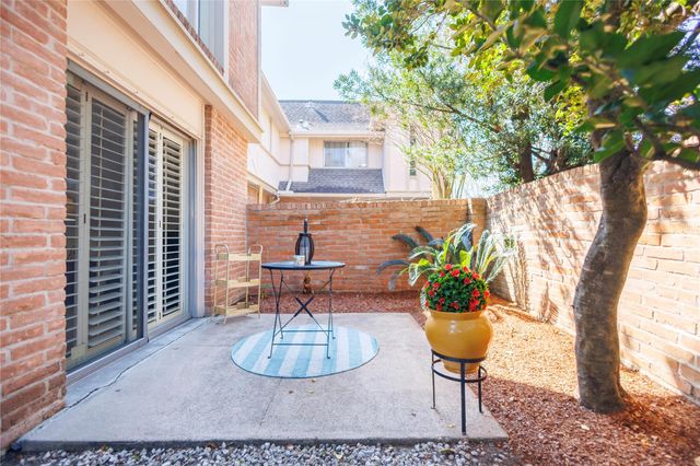 655 S Ripple Creek Drive 655, Houston, TX 77057