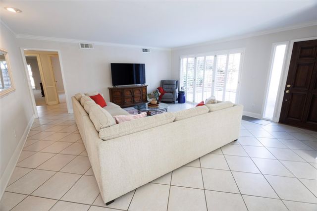 655 S Ripple Creek Drive 655, Houston, TX 77057