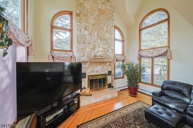 19 Dave Espie Way, Wayne Twp., NJ 07470