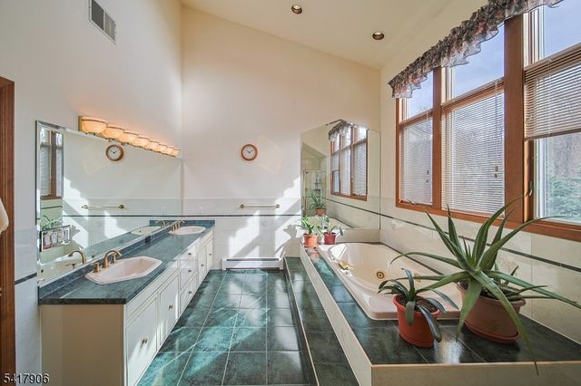 19 Dave Espie Way, Wayne Twp., NJ 07470
