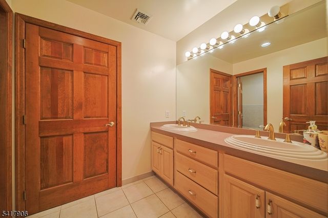 19 Dave Espie Way, Wayne Twp., NJ 07470