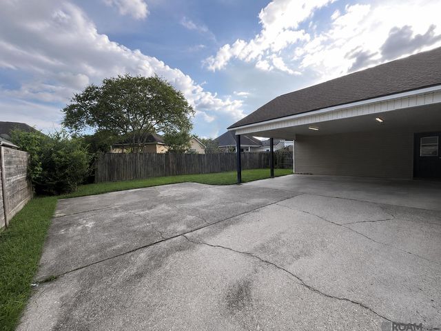 15430 Woodlore Dr, Baton Rouge, LA 70816