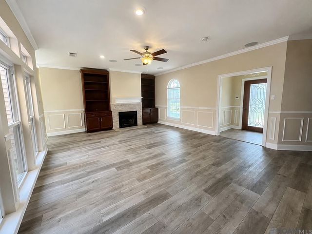 15430 Woodlore Dr, Baton Rouge, LA 70816