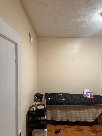 11060 Wilshire Drive, Detroit, MI 48213