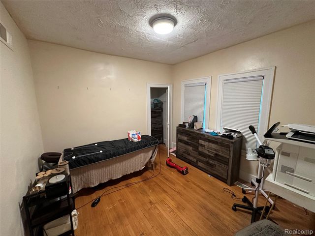 11060 Wilshire Drive, Detroit, MI 48213