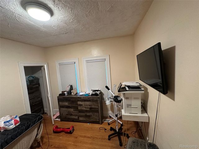 11060 Wilshire Drive, Detroit, MI 48213
