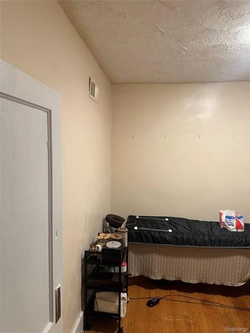 11060 Wilshire Drive, Detroit, MI 48213