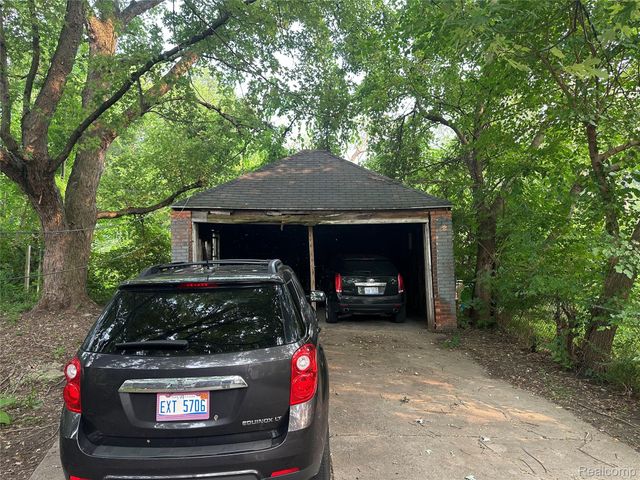 11060 Wilshire Drive, Detroit, MI 48213