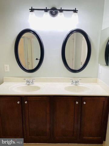 7901 CRESCENT PARK DR, Gainesville, VA 20155