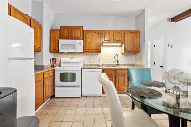 80 N Warren St 2D, Woburn, MA 01801