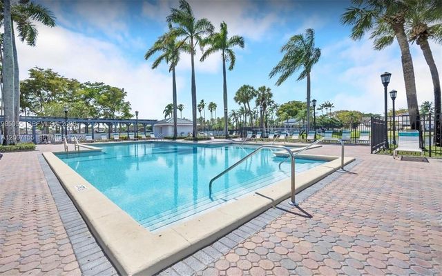 17317 NW 63rd Ave, Hialeah, FL 33015