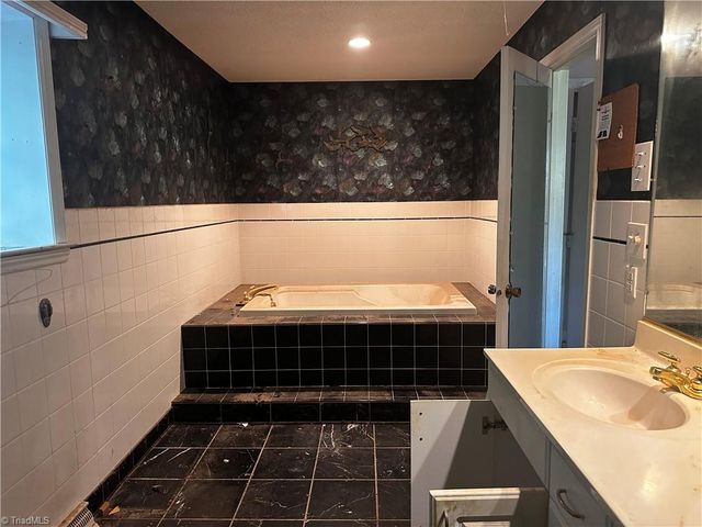 3708 Whitfield Court, Winston-salem, NC 27105