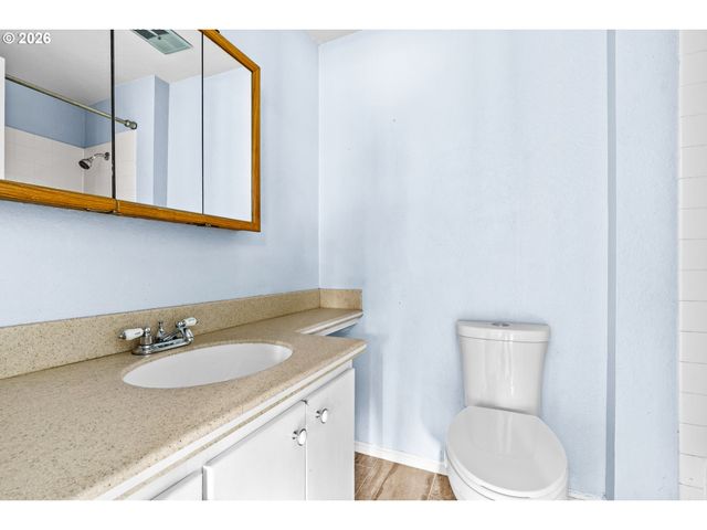 2248 LA CANADA Dr, Roseburg, OR 97470