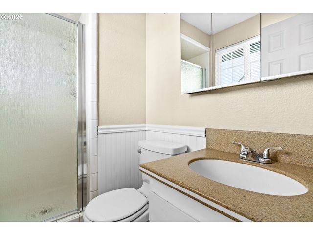 2248 LA CANADA Dr, Roseburg, OR 97470