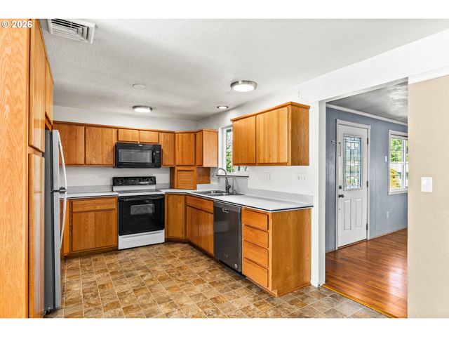 2248 LA CANADA Dr, Roseburg, OR 97470