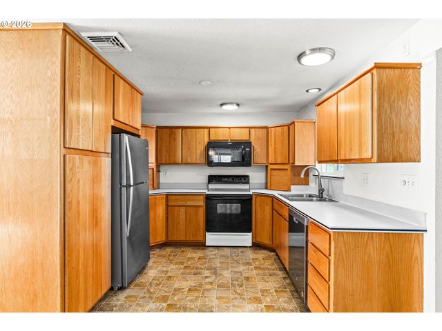 2248 LA CANADA Dr, Roseburg, OR 97470