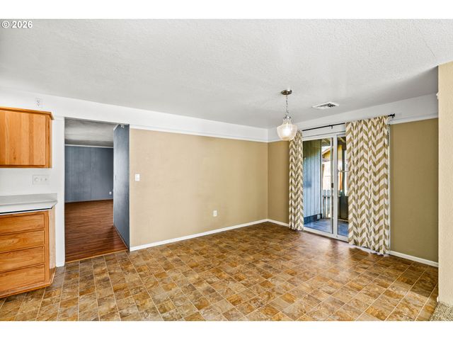 2248 LA CANADA Dr, Roseburg, OR 97470